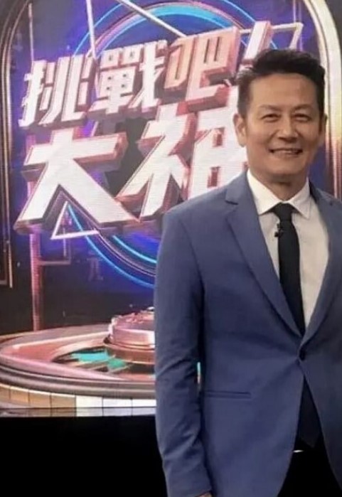 探花精选约炮调皮小太妹沙发上猛操水穴差点把她操死 - 托尼老师海报