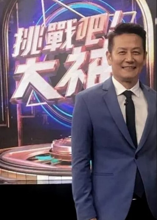 G奶才艺美女主播先在浴室洗澡洗澡还不忘一字马洗完聊天全裸跳扇子骚舞十分诱人. - 托尼老师海报